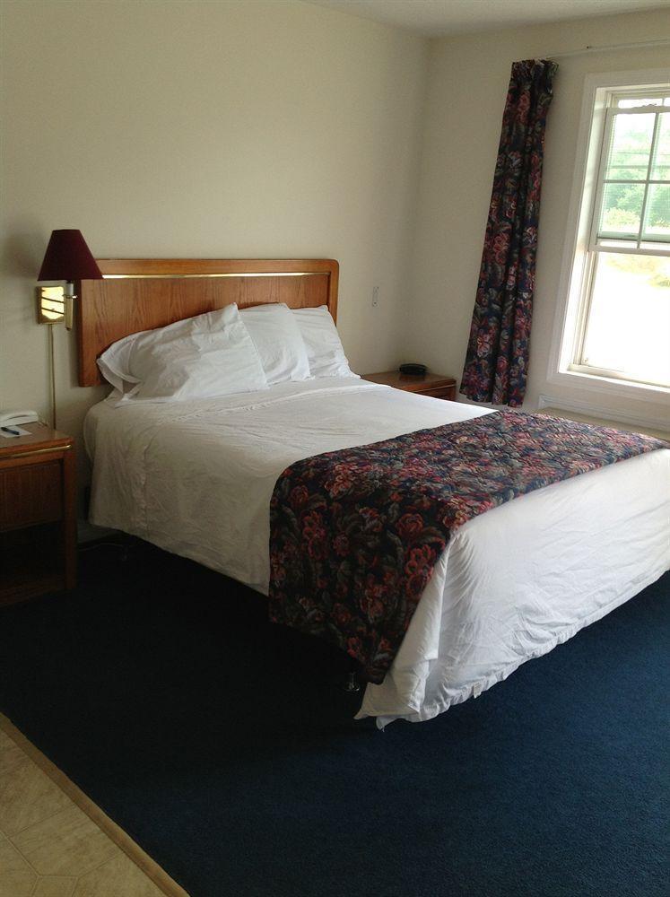 Airport Inn Фредериктън Екстериор снимка